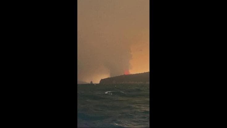 Indonesia, l'eruzione spettacolare  del vulcano Anak Krakatau provoca il caos nei voli