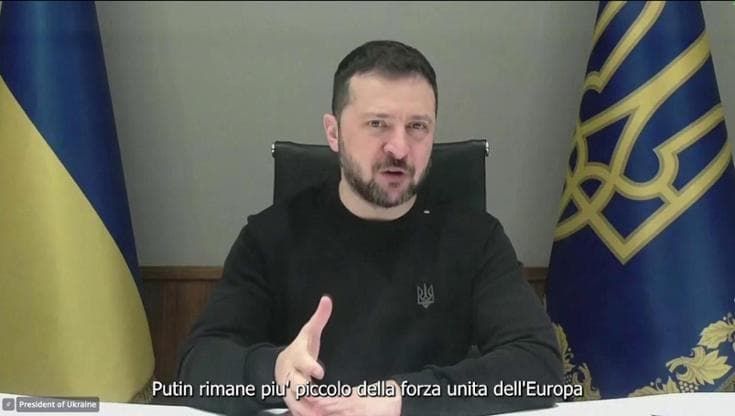 Zelensky al Parlamento Europeo: "Putin è più piccolo dell'Europa unita, fermiamolo insieme"