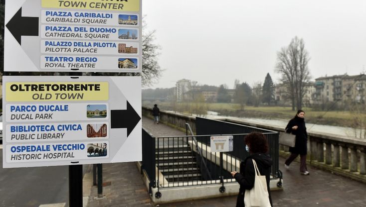 Parma, sul ponte di Mezzo i cartelli turistici fai da te - foto