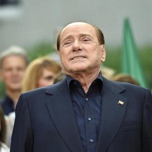 Berlusconi ricoverato, gli auguri di pronta guarigione: "Torna presto"