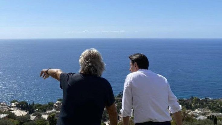 Conte incontra Grillo.  E sogna l’aggancio al Pd: “Il reddito non si tocca”