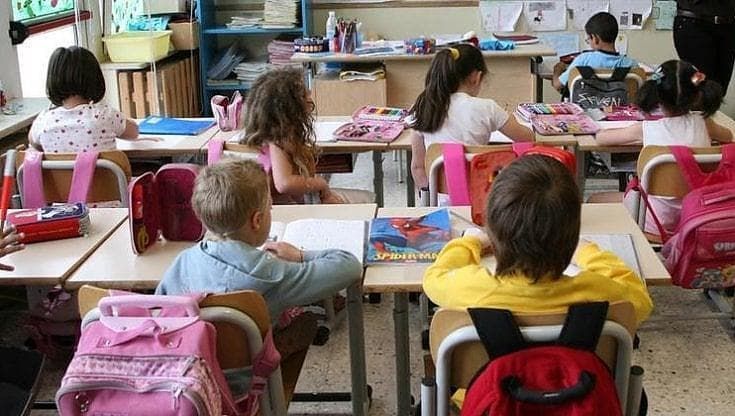 Violenza sessuale sulle bambine in classe, arrestato un maestro a Brindisi