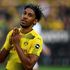 Aubameyang saluta i tifosi del Borussia: 
