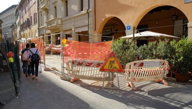 Via Belle Arti verso la riapertura. La pizzeria: “Con la strada chiusa sono arrivati pochi clienti”