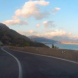 Napoli, chiusa la statale 163 'Amalfitana' per caduta massi