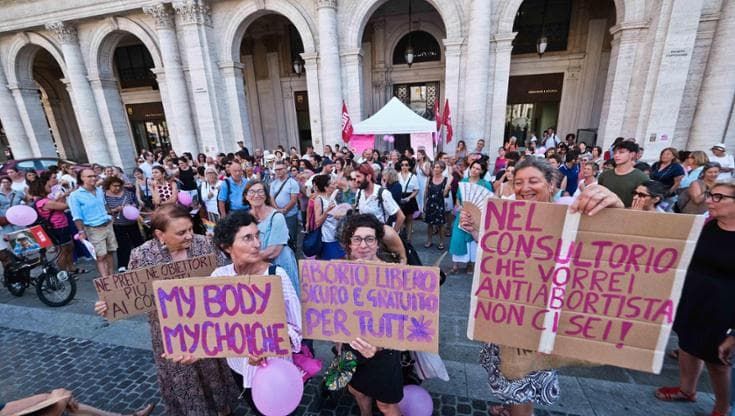 Lavoratori dei consultori in piazza: "Un servizio essenziale che la Regione sta smantellando"