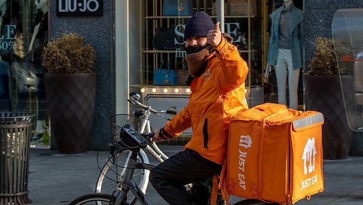 Svolta Just Eat, rider assunti come dipendenti. Si parte a Monza da marzo