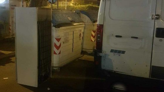 Bari, getta un frigorifero per strada: operaio multato dai vigili in borghese