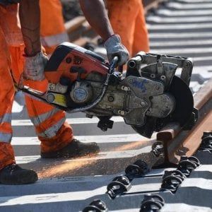 Piacenza, operaio al lavoro sui binari travolto e ucciso da un treno in transito