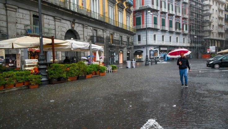 Previsioni meteo, settimana di perturbazioni: nubifragi, freddo e neve. Allerta in 5 regioni