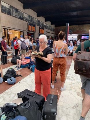 Treni, traffico in tilt per incendio doloso a Firenze. L'attesa dei passeggeri a Santa Maria Novella 