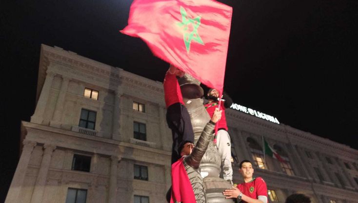 Genova, in centinaia in piazza De Ferrari per la vittoria del Marocco sulla Spagna ai mondiali di calcio