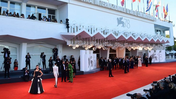 A Venezia il primo red carpet. Mattarella alla cerimonia d'apertura. A Benigni il Leone d'oro
