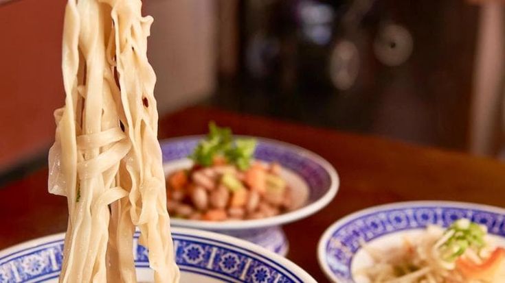 I noodle cinesi roteati in aria diventano uno spettacolo