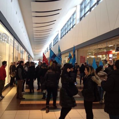 Auchan, blocchi davanti ai magazzini: la protesta continua