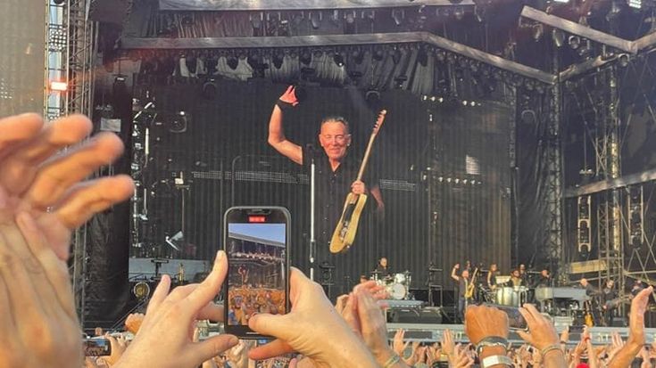 Un Bruce Springsteen intergenerazionale regala emozioni, bis e promesse ai 72mila di Monza: “Ti amo Italia, tornerò”