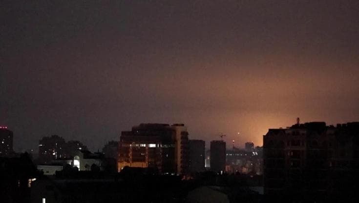 Ucraina, esplosioni nella notte a Kiev: le immagini dei raid russi