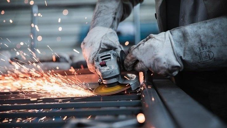 La produzione industriale cala dell'1,5% a marzo. Confindustria: ci sarà impatto sul Pil
