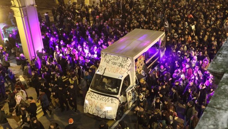 Bologna, diecimila antagonisti in corteo contro il decreto anti-rave del governo. Scritte anarchiche contro Susanna Schlein