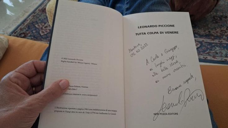 Sul libro appena comprato a Bari c’è una dedica da Mantova: “Carla e Giuseppe, vi cerchiamo”
