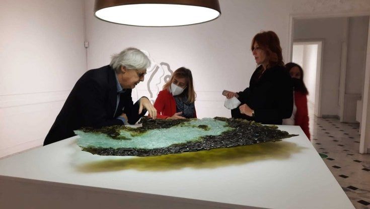 Sgarbi in visita alla mostra di Gaetano Pesce