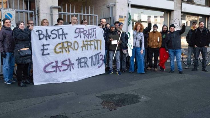 Famiglia con due minori invalidi sfrattata in viale Monza: la protesta