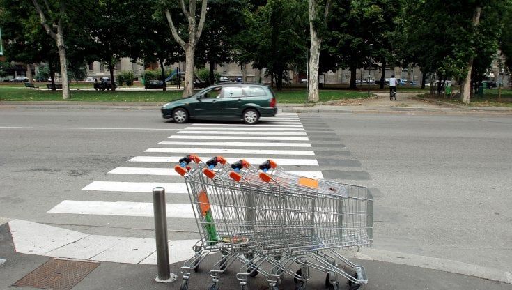 Vietato portare via i carrelli dei supermercati: a San Giuliano Milanese multe fino a 300 euro per negozianti e clienti