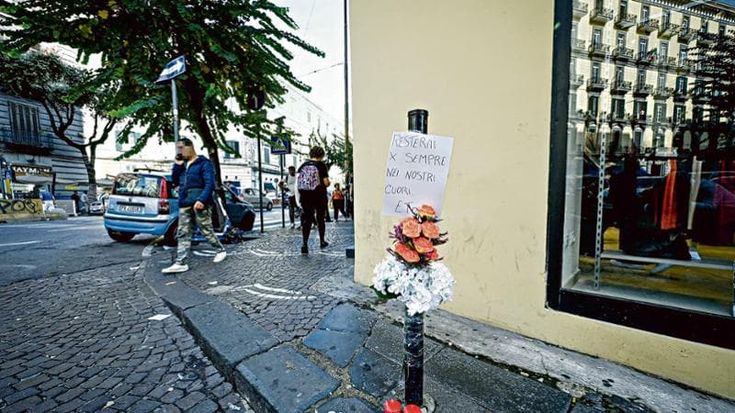 Napoli, è caccia ai ragazzini armati: almeno 5 pistole hanno sparato nel raid in cui è morto Emanuele Tufano, colpito alle spalle