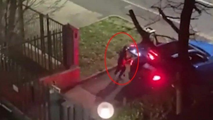 Presa a Milano la banda dei furti in appartamento: tecnica dell'arrampicata dai tetti e pistola per minacciare le vittime