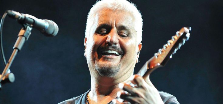 Webnotte, J-Ax guida l'omaggio a Pino Daniele con Raiz, Gragnaniello, D'Angelo...