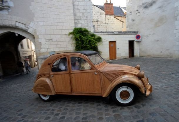 La 2Cv di legno dell'ebanista Robillard viaggia su strada