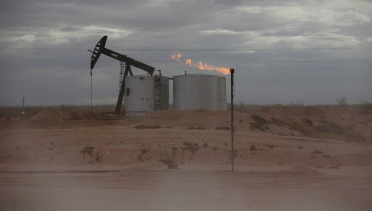 Clima, Intesa e Unicredit tra le grandi banche che continuano a finanziare petrolio e gas