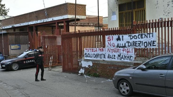 Castellammare di Stabia, arrestata per violenza sessuale su minori la prof aggredita dai genitori