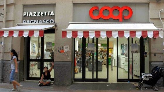 Coop cede i supermarket a una cordata locale: "Strategia di disimpegno"