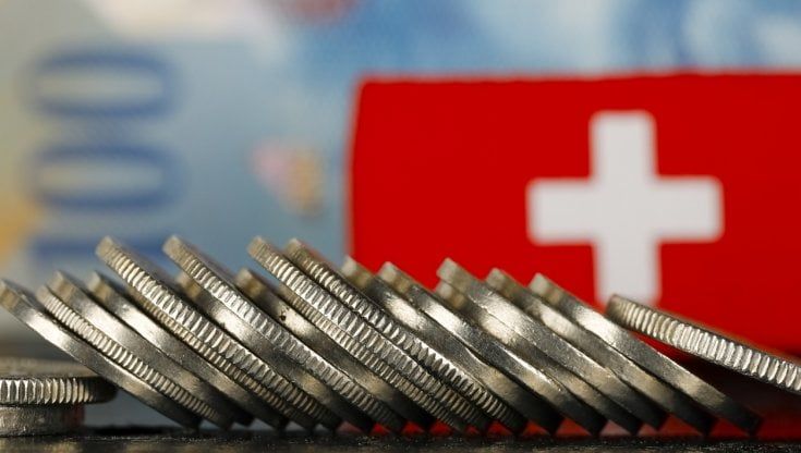 La Svizzera studia la stangata fiscale per i super ricchi: ora i Paperoni potrebbero guardare all'Italia