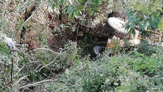 Sanremo, si ribalta una ruspa: due morti