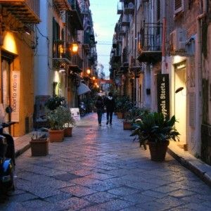 Non pagano il conto e scatenano la rissa: caos e manette all'Olivella