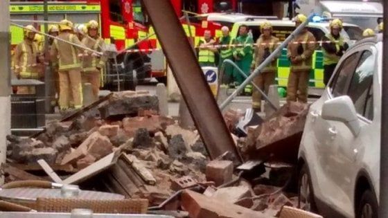 Glasgow, crolla un muro in un ristorante italiano. Ferita una donna