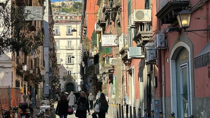 Napoli, il quartiere Chiaia chiede sicurezza: “Agenti anche di notte, noi prigionieri in casa”