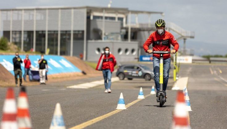 Monopattini elettrici, a Vallelunga il primo corso di guida sicura