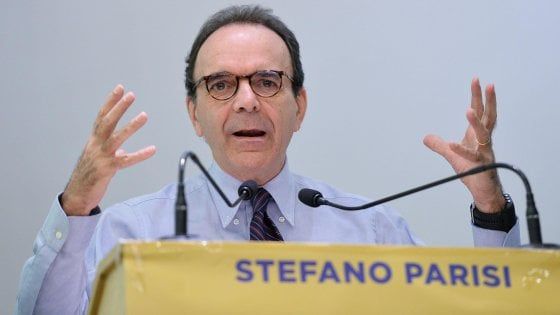 Il nuovo Parisi: "Forza Italia? Oggi non seppellisce nessuno". Attacco a Cantone: "Per l'Italia è iattura"
