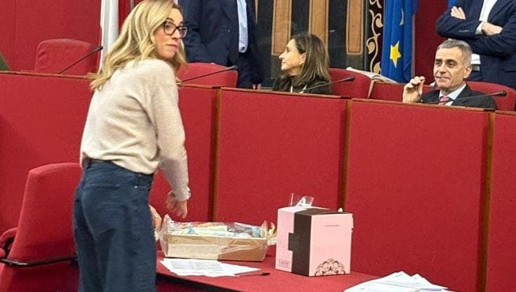 Genova, seduta del Consiglio Comunale per tutta la notte. E la sindaca Salis porta dolci e panettoni