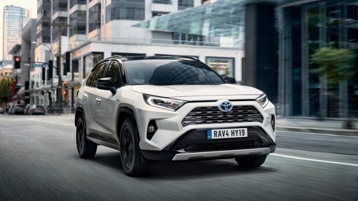Toyota festeggia i 30 anni del Rav4, il Suv da 14 milioni di unità vendute in cinque generazioni