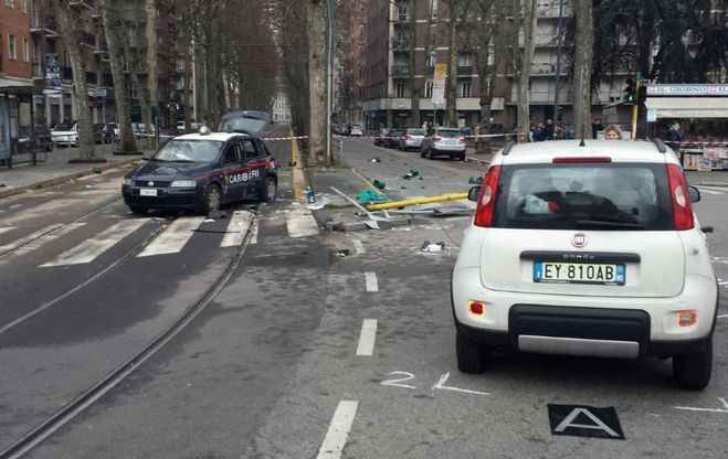 Milano, schianto a sirene spiegate: grave carabiniere 26enne