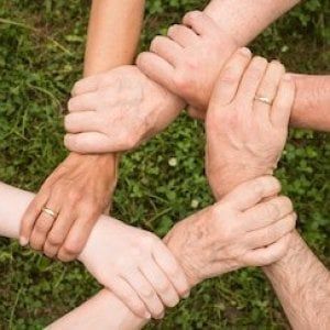 Anche l’ex compagno può diventare papà adottivo: per il Tribunale di Brescia l’amore vince sul dato biologico. 