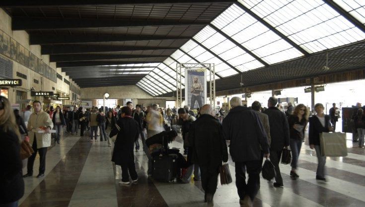 Dimentica in treno il portafogli con ventimila euro, lo ritrova la Polfer