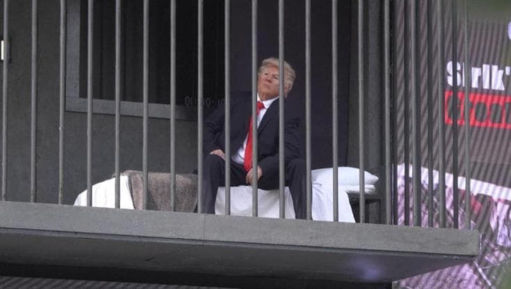 Donald Trump dietro le sbarre: l'installazione in piazza a Teheran