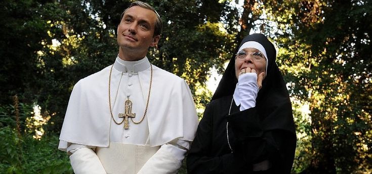 Il giovane Papa Jude Law: "Non giudicate solo dalle apparenze"