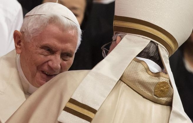 Concistoro, la stretta di mano tra i due Papi