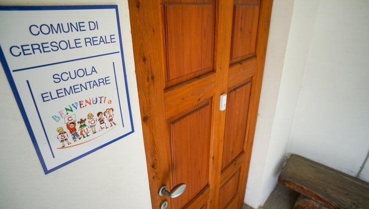 Due cugini gli unici allievi a Ceresole nella scuola più piccola d'Italia con vista sul Gran Paradiso